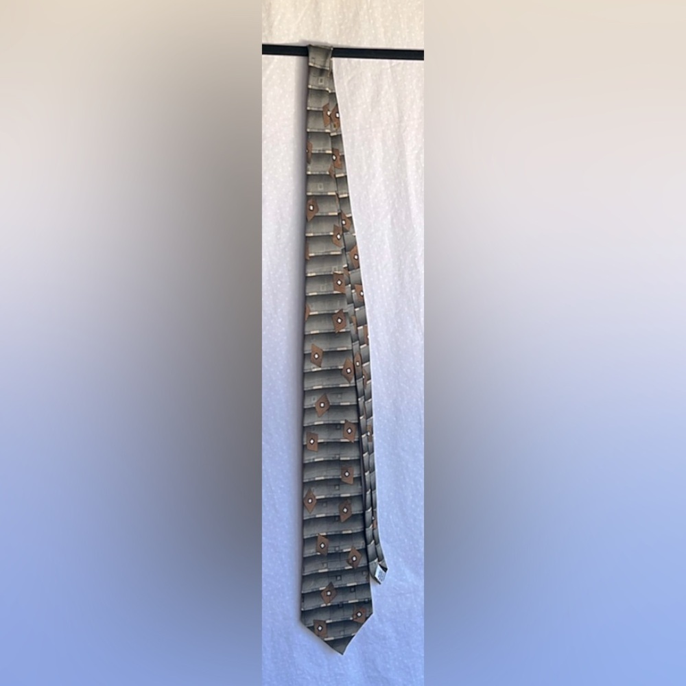 Status Brand Elegant Tie with Brown Accents